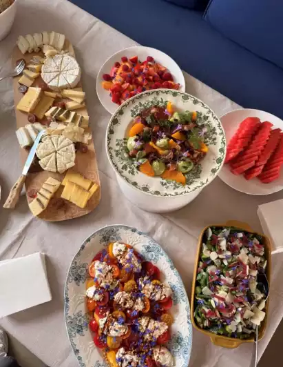 brunch composé de salades, fruits, fromage et diverses préparations culinaire confectionné par théo novelli