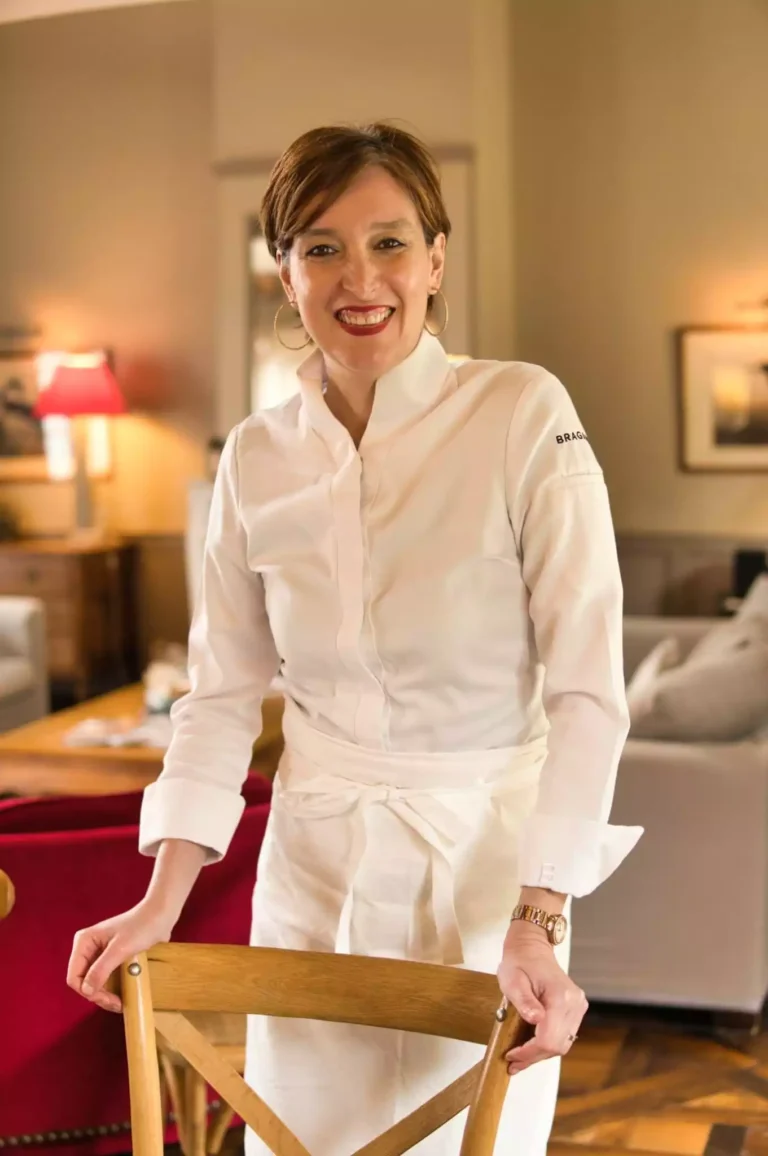 Portrait de la cheffe privée Virginie Legrand dans le salon d'une résidence