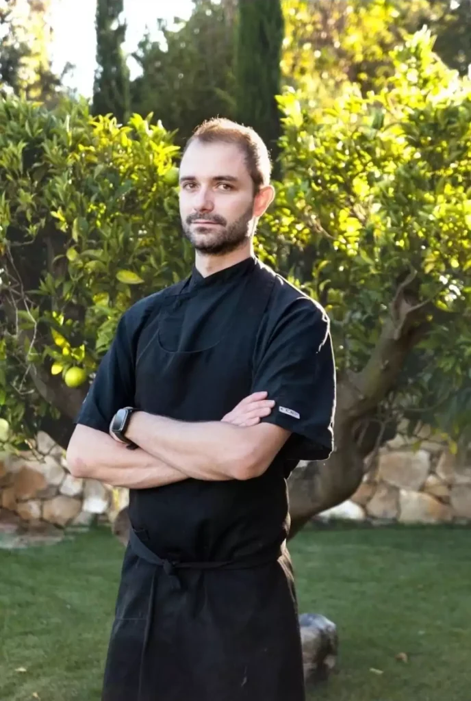profil du chef jacopo torchio en tenue de cuisine