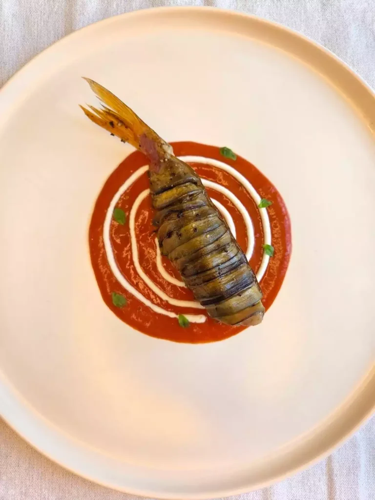 rouget en habit d'aubergine avec un coulis de tomates au basilic, création du chef privé jacopo torchio