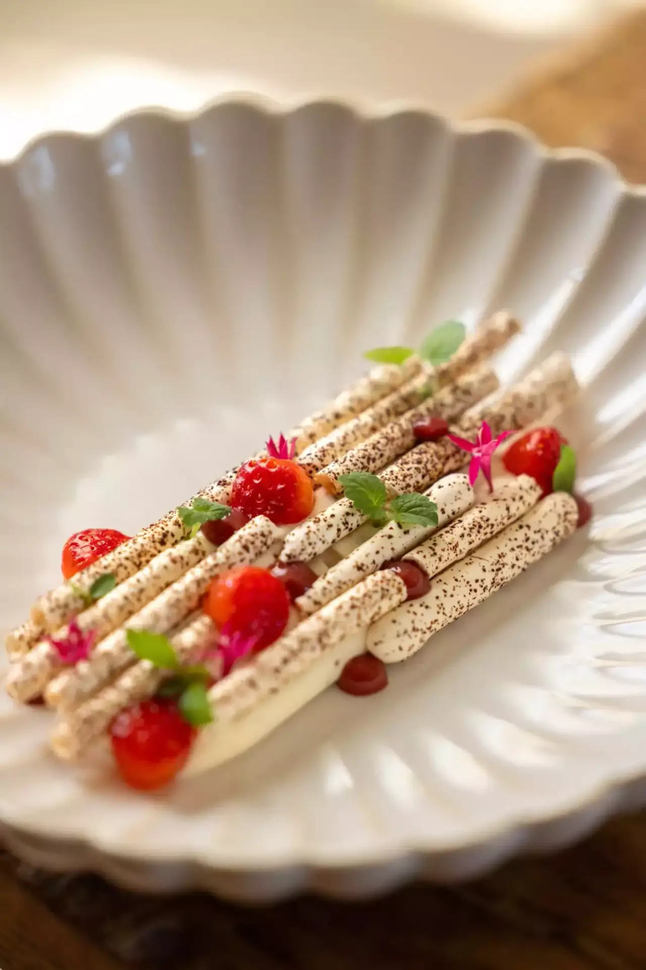 dessert autour de la fraise, de la vanille et de la meringue au sumac par le chef a domicile camille adam