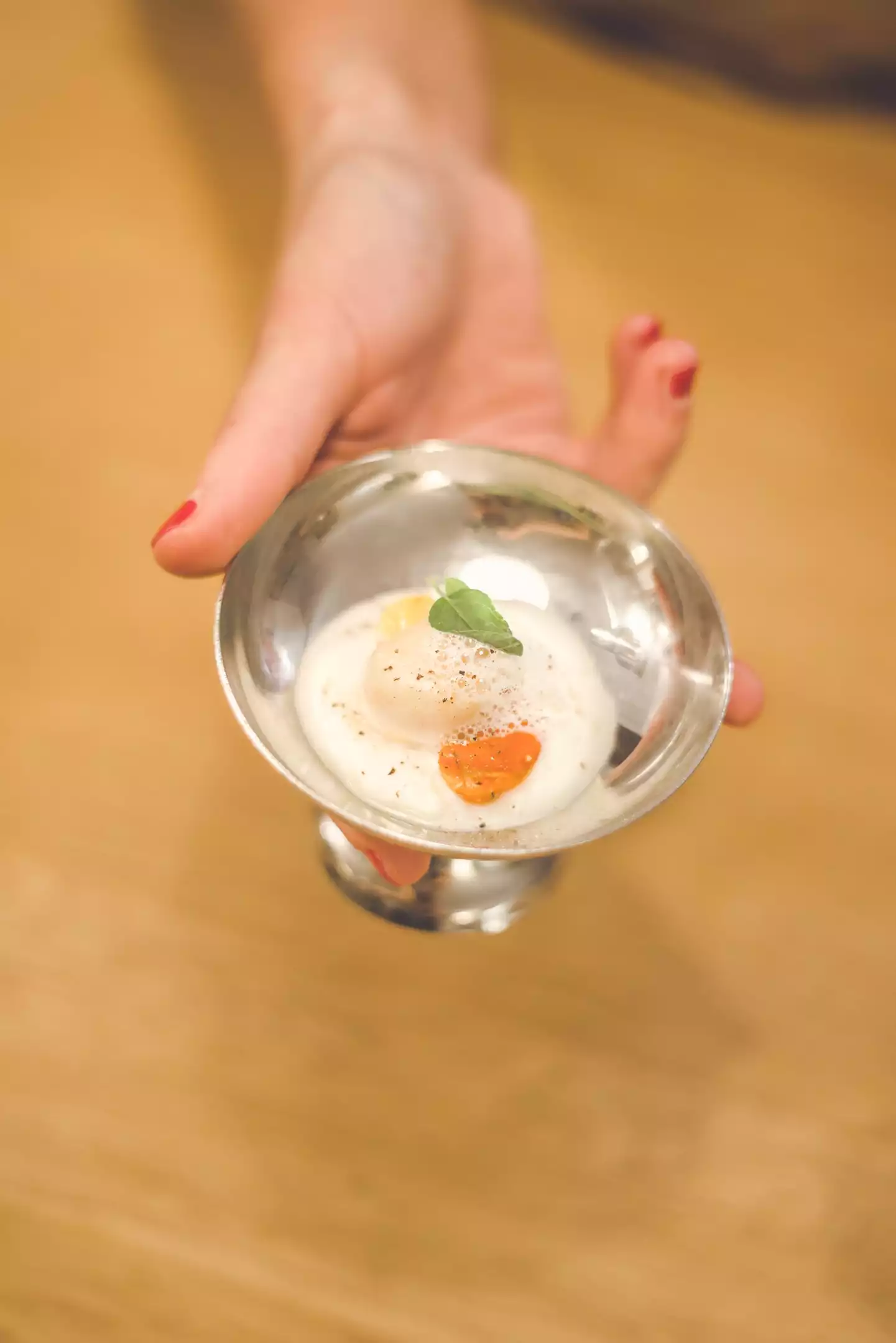 Mise en bouche de Saint-Jacques servie en coupe par la cheffe Margot Beck