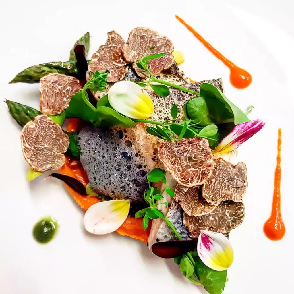 dressage esthétique parsemé de truffe contenant des asperges vertes