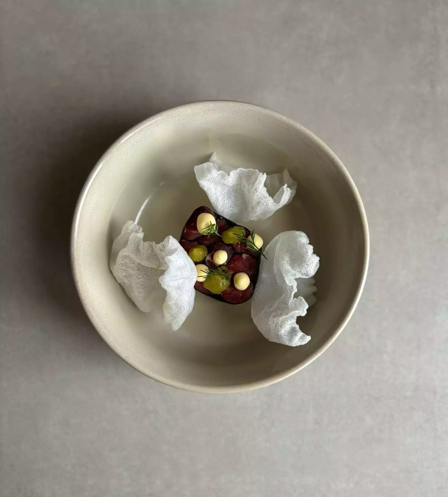 entrée composé de viande marinée et feuille de riz soufflée