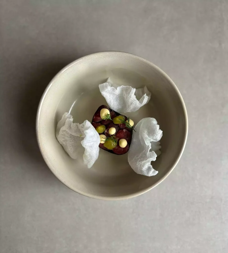 entrée composé de viande marinée et feuille de riz soufflée