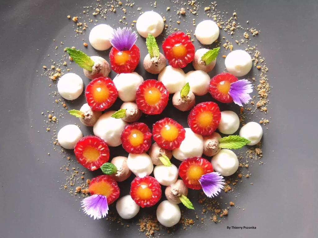 dessert contant des framboises, confectionnée par thierry pszonka
