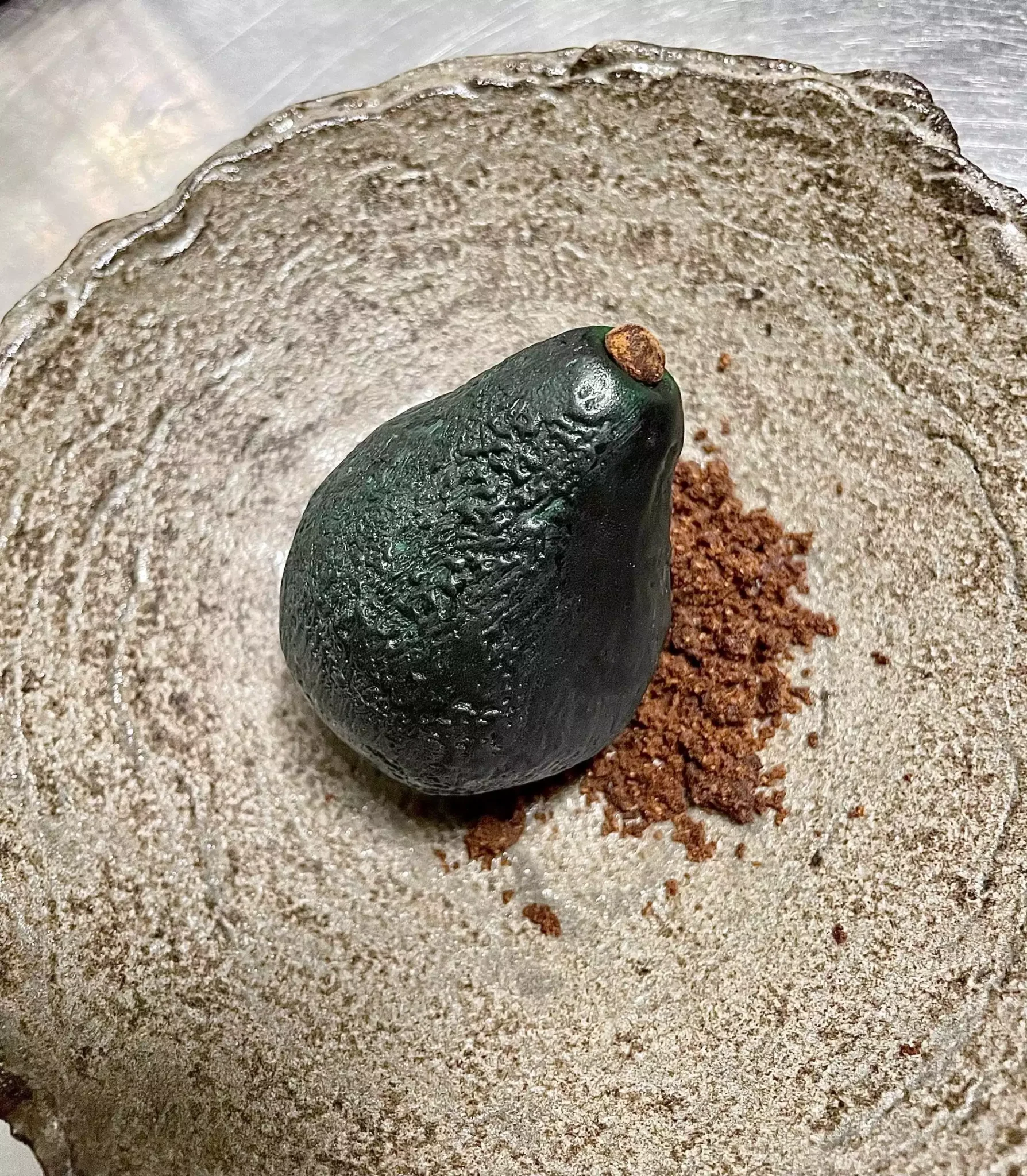 théo moisan maitrise la technique de fabrication des trompe l'oeil culinaire, en témoigne avec cet avocat