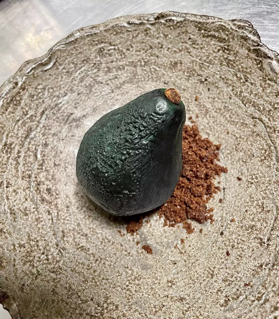 théo moisan maitrise la technique de fabrication des trompe l'oeil culinaire, en témoigne avec cet avocat