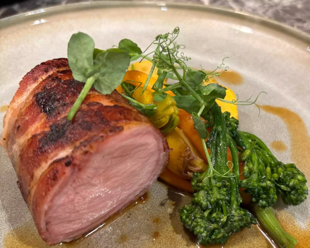 plat de viande accompagné de légumes et d'un jus de viande roti