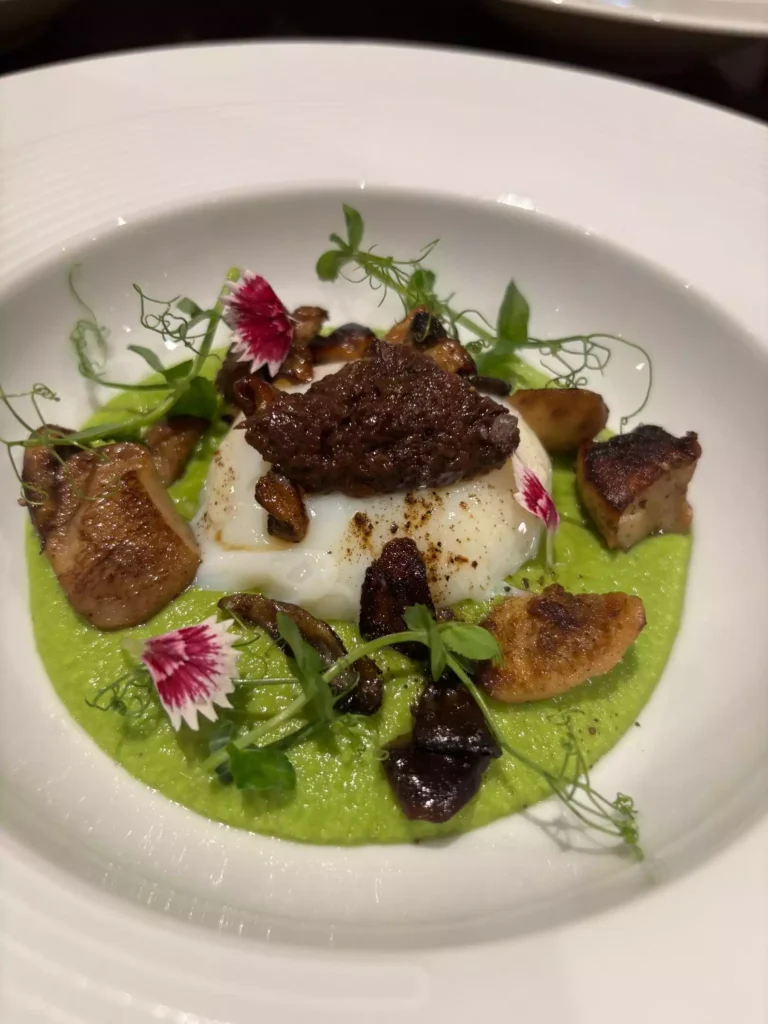 entrée composé de petits pois, foie gras et oeuf parfait réalisé par le chef giuseppe crespa