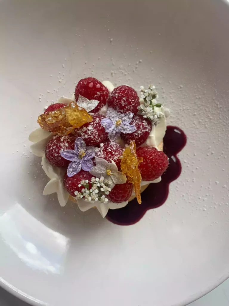 dessert autour des fruits rouges avec une crème montée de patricia richer