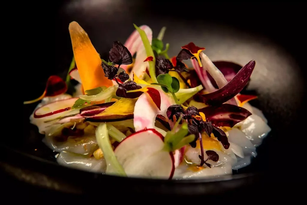 création autour de la noix de saint jacques et des crudités, une entrée fraiche et pleine de saveurs du chef à domicile arnaud basile