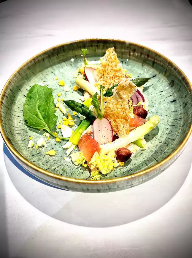 création qui contient des crudités joliment dressé par le chef privé julien jamet