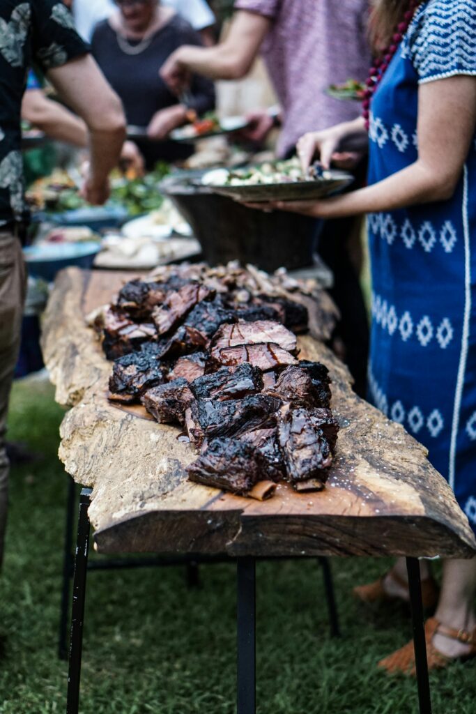 grand table de présentation de viandes cuites au feu de bois