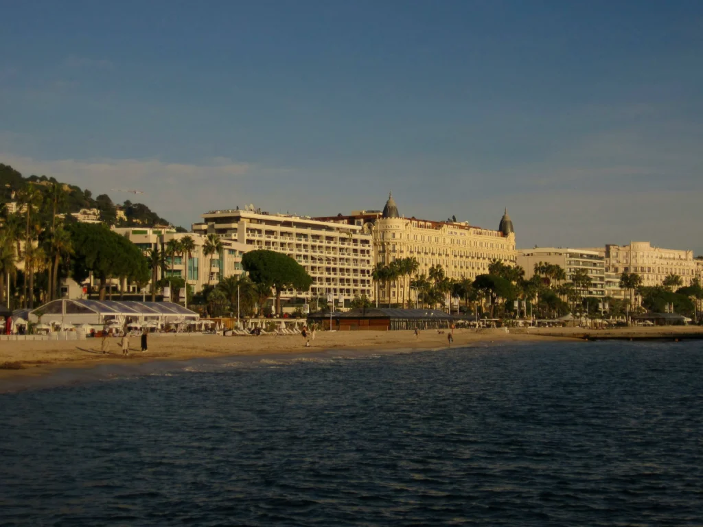 ville de cannes depuis la mer