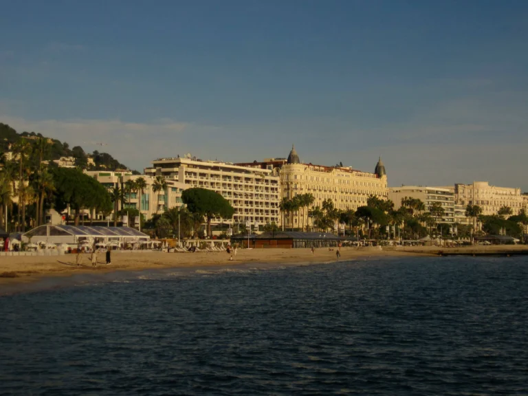 ville de cannes depuis la mer