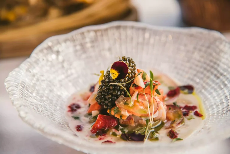 Création autour du poisson, du caviar et de légumes croquants