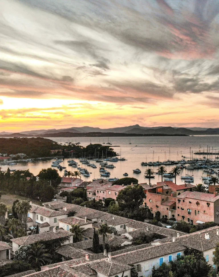 vue depuis les hauteurs de saint-tropez