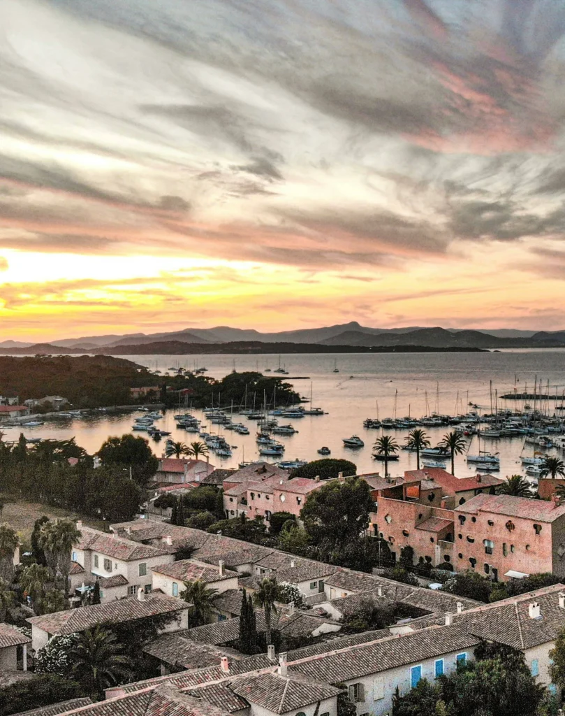 vue depuis les hauteurs de saint-tropez