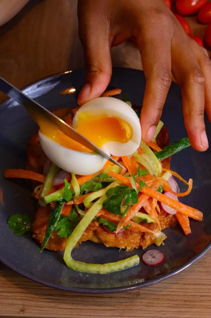 maeva galbas est en train de couper un oeuf pour finir le dressage de son assitte