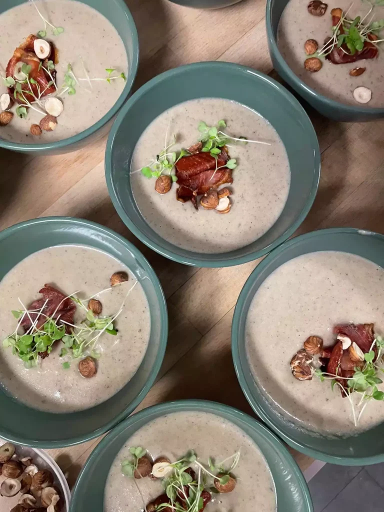 velouté de champignons et noisette par la cheffe à domicile maeva galbas