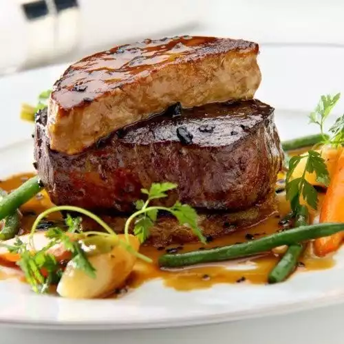 filet de boeuf et foie gras poelé avec des légumes