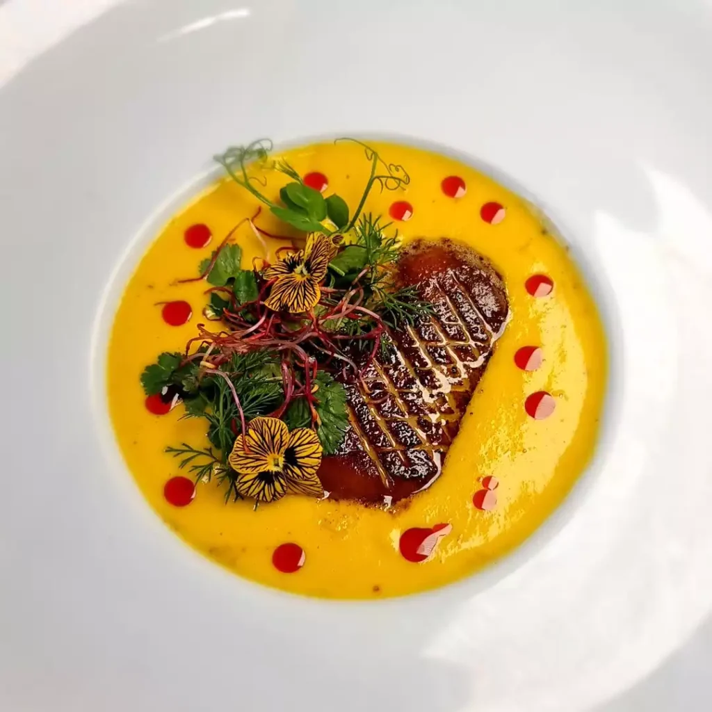 johann schopff a cuisiné ce foie gras pôelé et velouté et salade d'herbes