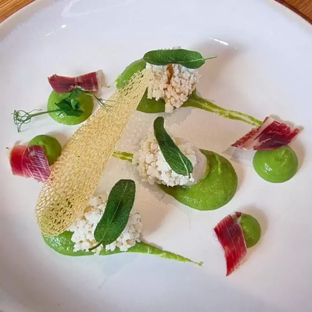 création contenant du jambon, de la purée de petits pois et de la sauge par le chef à domicile johann schopff