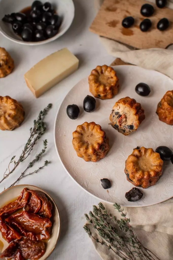 cannelés salés au comté, tomates confites et parmesan réalisés par la cheffe à domicile virginie legrand