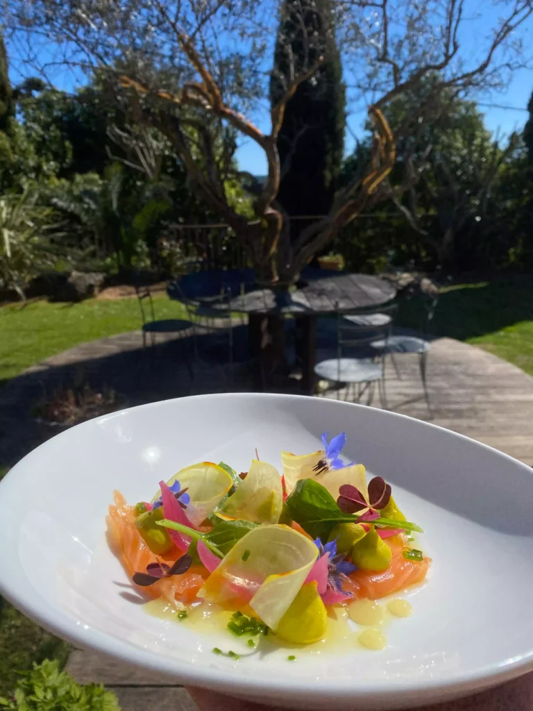 création culinaire à base de poisson et légumes