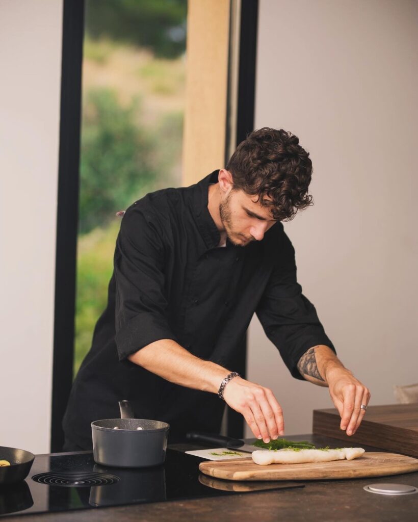 Chef privé Romain Lenarduzzi en train de dresser des assiettes