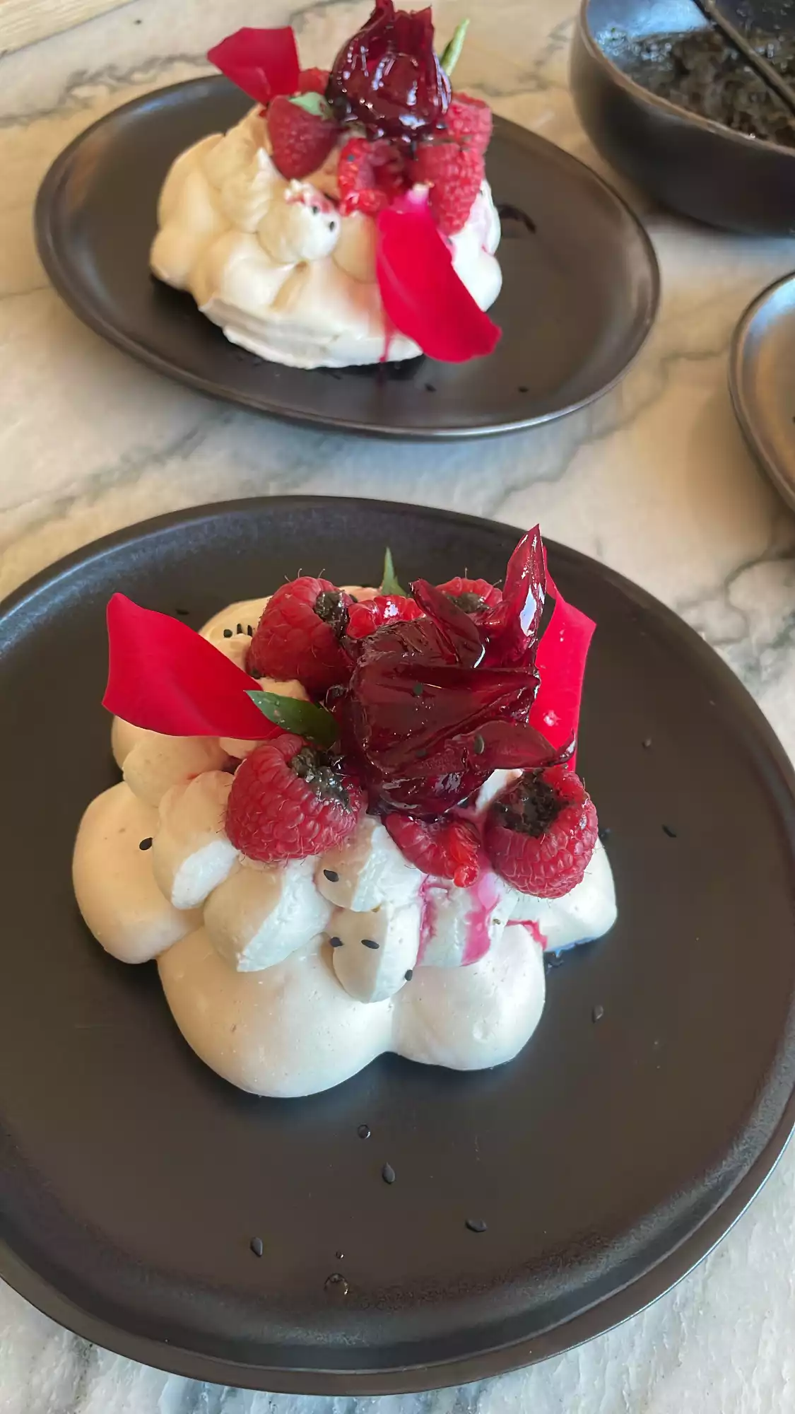 Pavlova aux framboises et pétales de rose pour un dessert d'anniversaire