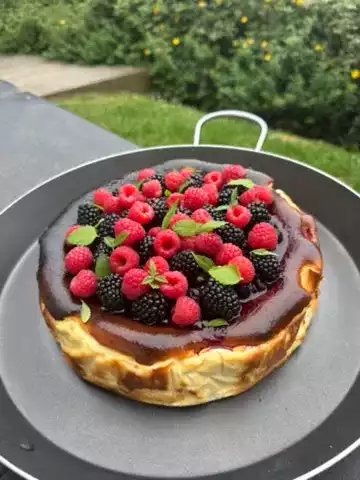 Gâteau aux fruits rouges servi en terrasse