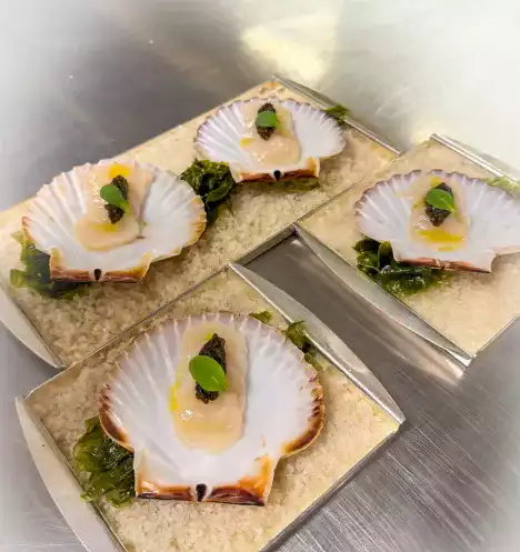 Carpaccio de Saint-Jacques et caviar en coquille, par le chef Tomas Makhoul