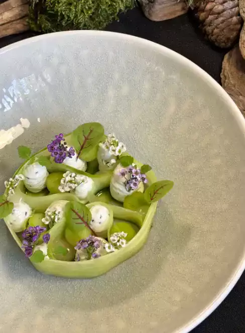 Entrée de concombre, pomme et brousse aux herbes préparée par un chef à domicile
