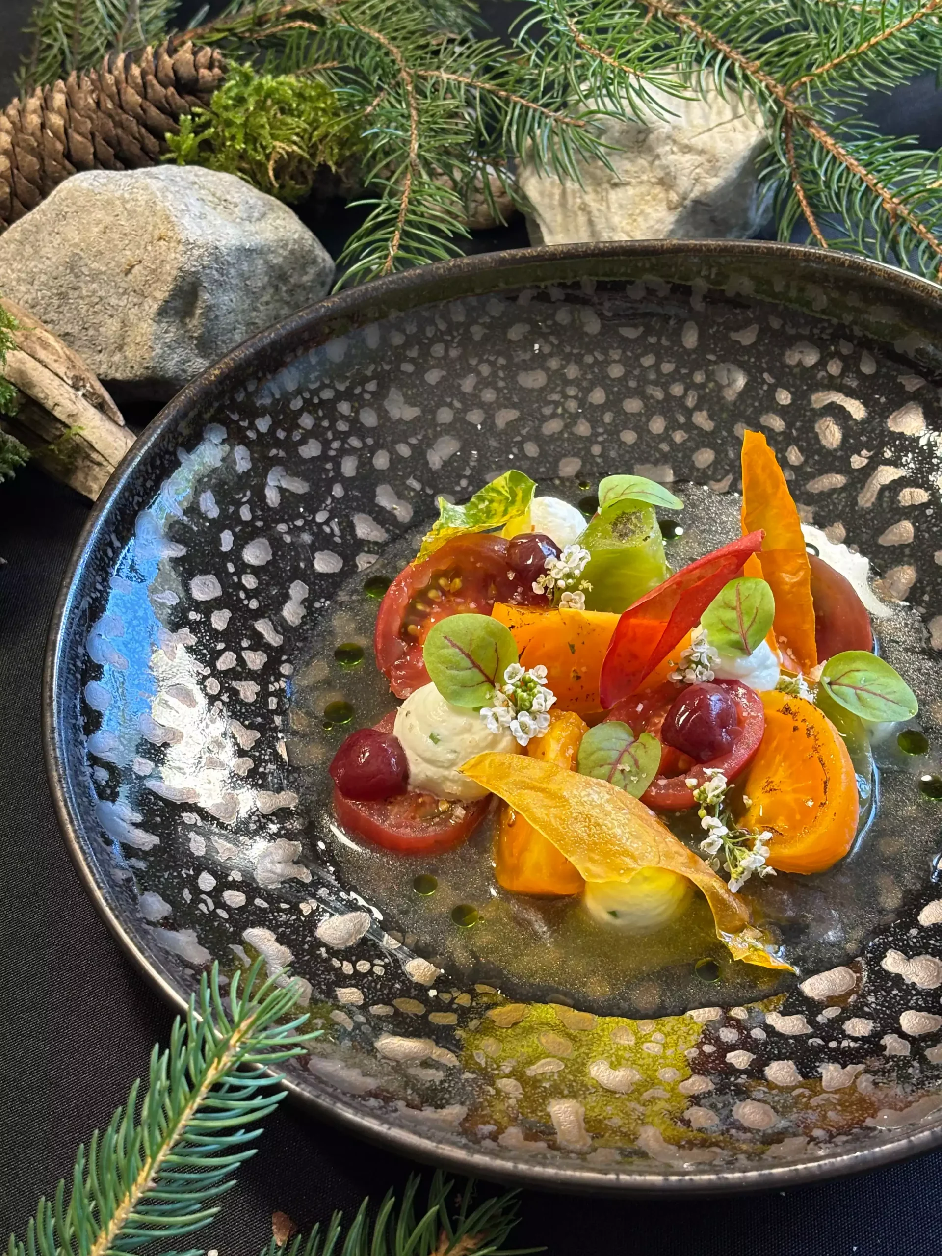 Entrée de tomates et brousse servie à table par le chef Ilan Dernaucourt