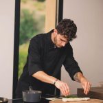 Chef privé Romain Lenarduzzi en train de dresser des assiettes