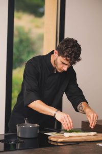 Chef privé Romain Lenarduzzi en train de dresser des assiettes
