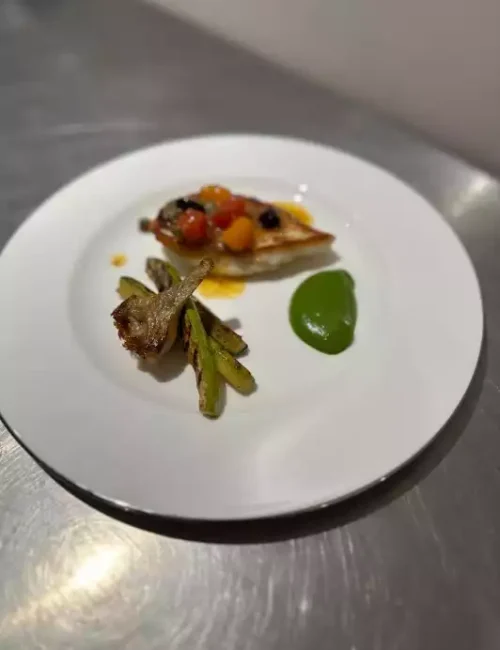 un création culinaire originale avec des courgettes et des artichauts