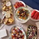 brunch composé de salades, fruits, fromage et diverses préparations culinaire confectionné par théo novelli