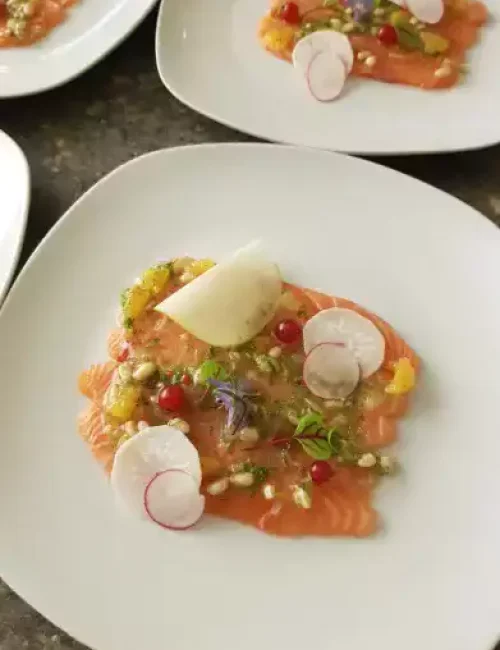 Un saumon marinée aux baies roses et une sauce vierge composent cette entrée du chef privé jonathan sacuto
