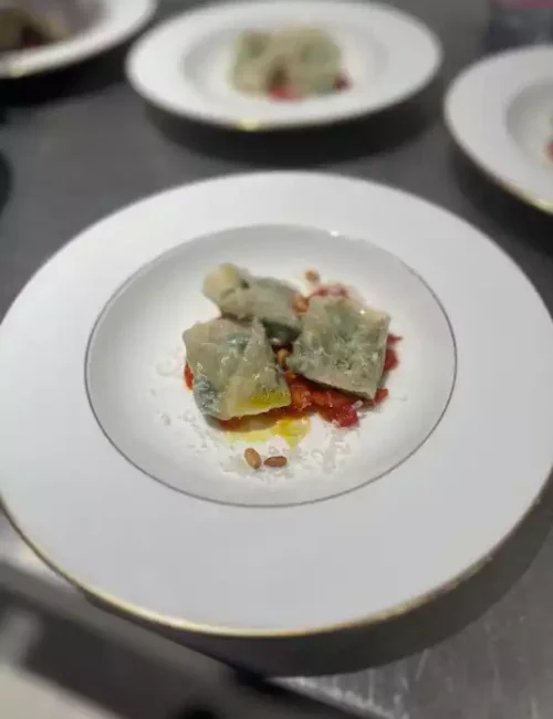 des raviolis farcies avec des pignons de pins et du parmesan réalisé par Kajetan Kaczmarek