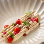 dessert autour de la fraise, de la vanille et de la meringue au sumac par le chef a domicile camille adam