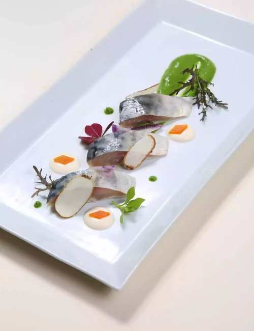 maquereaux marinés disposé en ligne dans une entrée confectionnée par francois marchenay