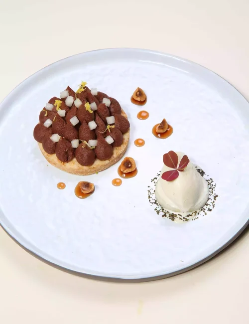 dessert composé de chocolat et noisette