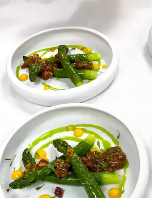 Entrée autour de l'asperge verte et du kumquat par le chef à domicile tomas makhoul