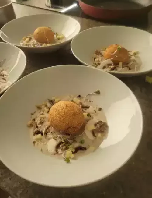 Une entrée automnale avec une oeuf mollet croustillant et une fricassée de champignons par le chef jonathan sacuto
