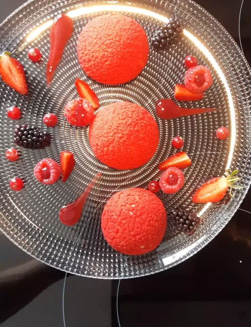 dessert à base de fruit rouges et choux patissiers confectionné par le chef laurent coutantic