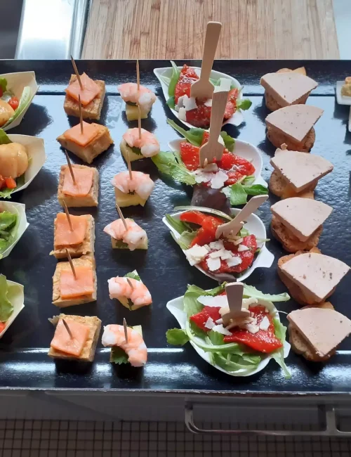 pièce cocktails contenant du foie gras, des crevette et des endives farcies confectionné par christophe bouillault