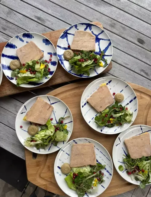 Une entrée à base de foie gras accompagné d'une salade dans le cadre d'un repas à domicile par la cheffe manon rose